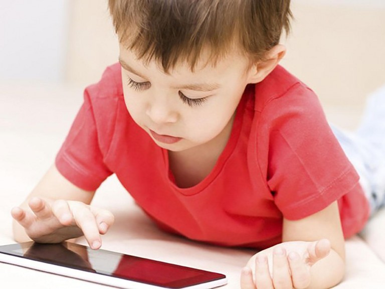 Com que idade a criança pode usar computador e assistir à televisão?CESD - Centro Síndrome de Down