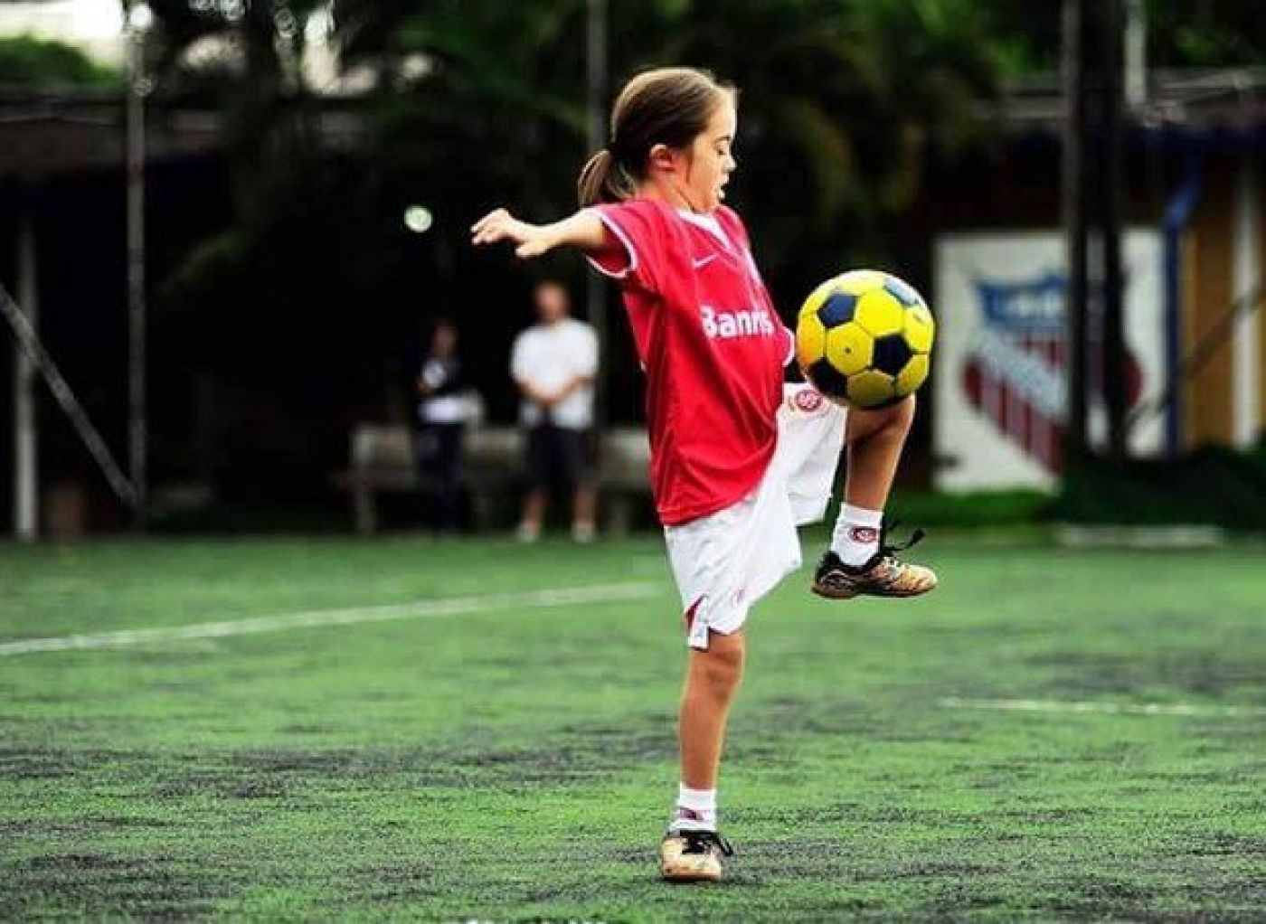 Gabriela adora jogar futebol (Foto: Arquivo pessoal)
